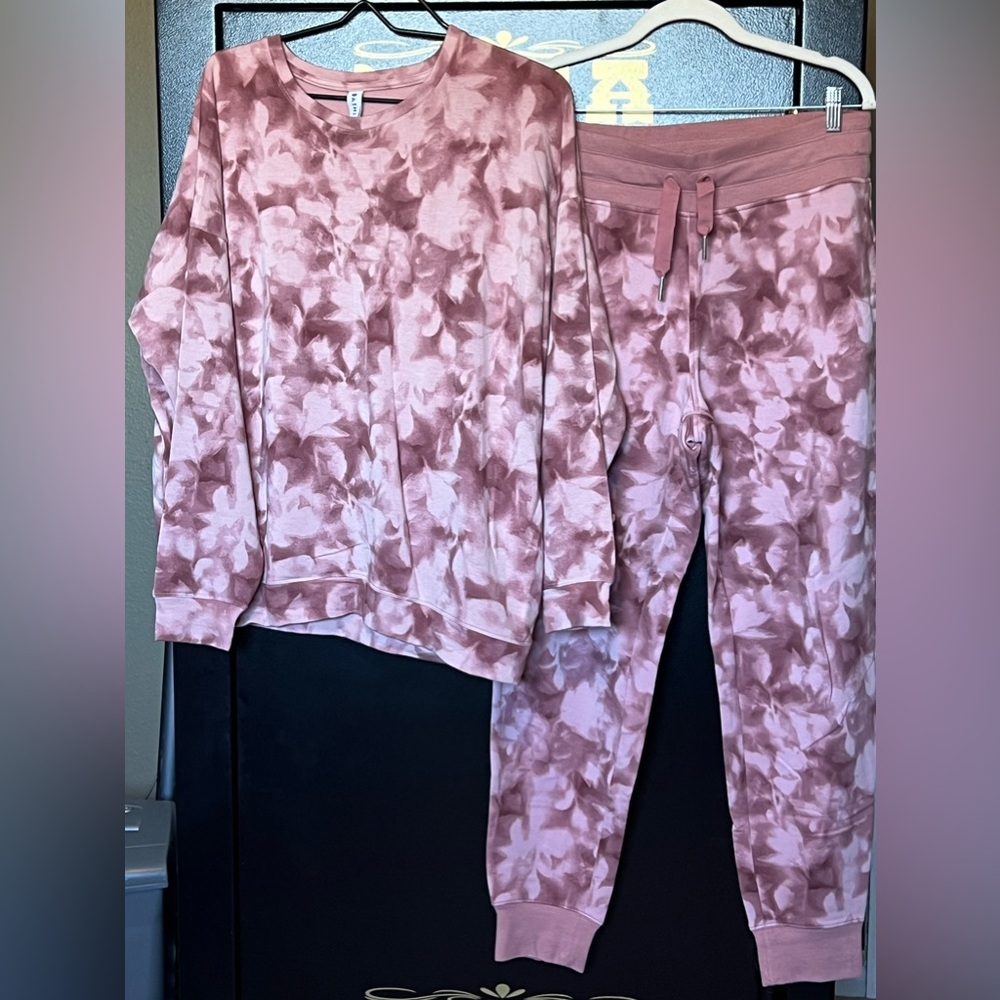 ATHLETA STUDIO TO PINK STREET PRINT BALANCE PULLOVER SWEATSHIRT & PANT